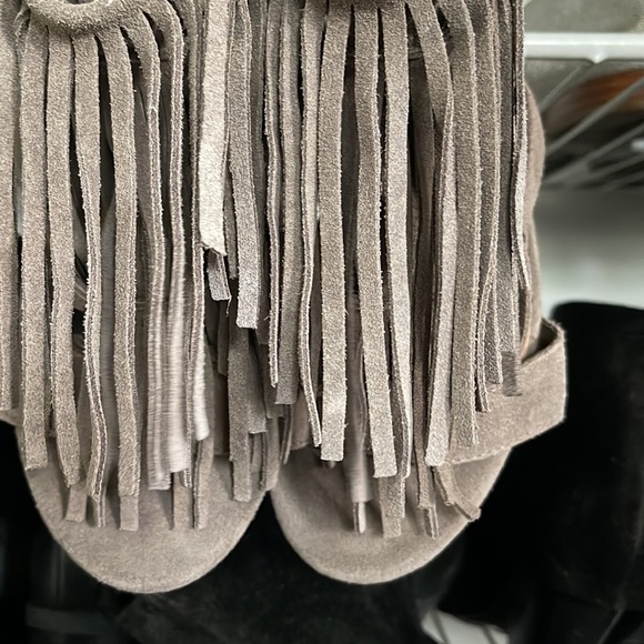 Steve Madden taupe suede sandals with fringe 81/2 - Picture 3 of 10